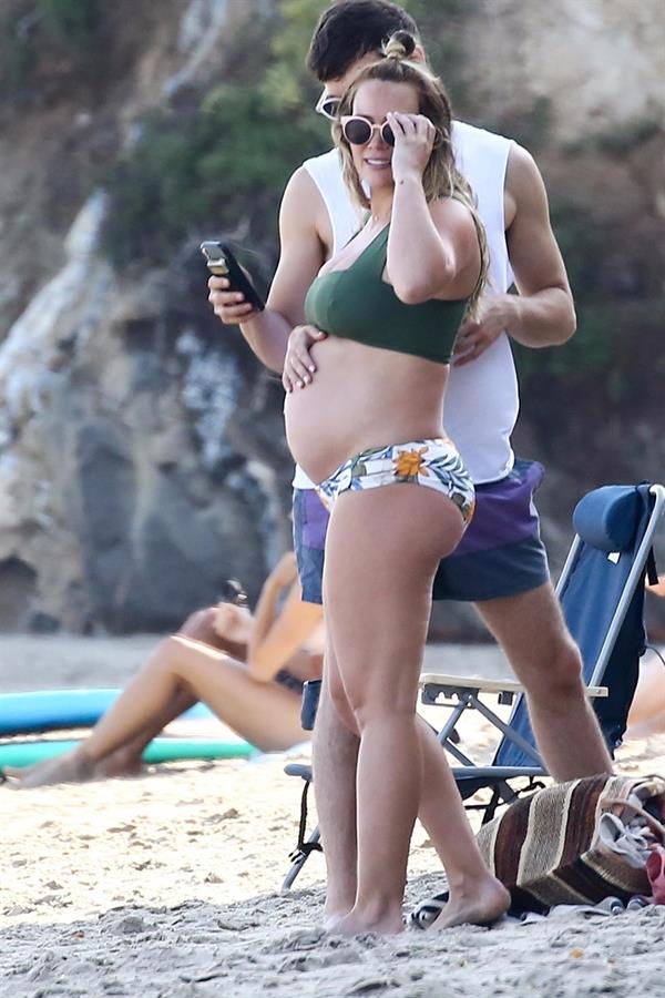 Hilary Duff pregnant in a bikini