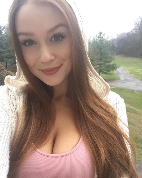 Leanna Decker taking a selfie