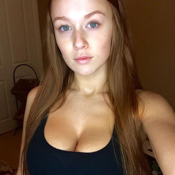 Leanna Decker taking a selfie