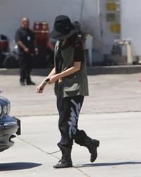 Selena Gomez - Hits the studio in black sweatpants in Los Angeles (11.05.2013) 