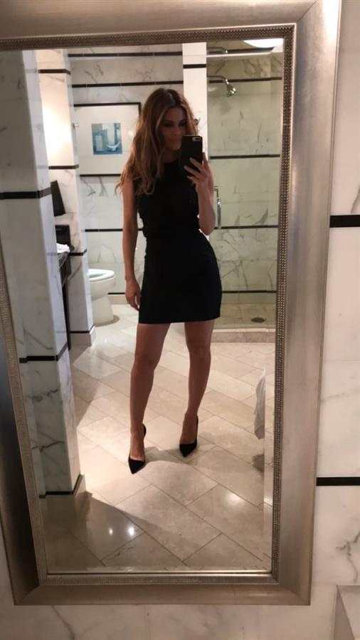 Maria Menounos taking a selfie