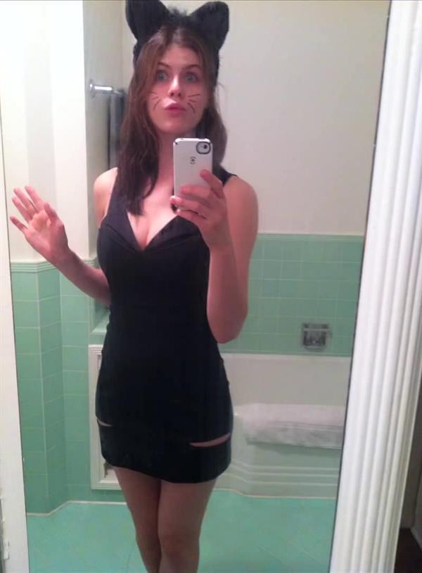 Alexandra Daddario taking a selfie