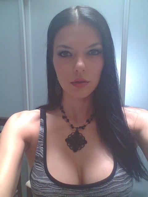 Adrianne Curry taking a selfie