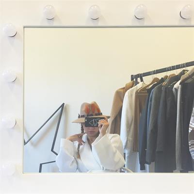 Yasmine Alice taking a selfie