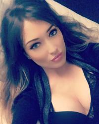 Elsa Esnoult taking a selfie