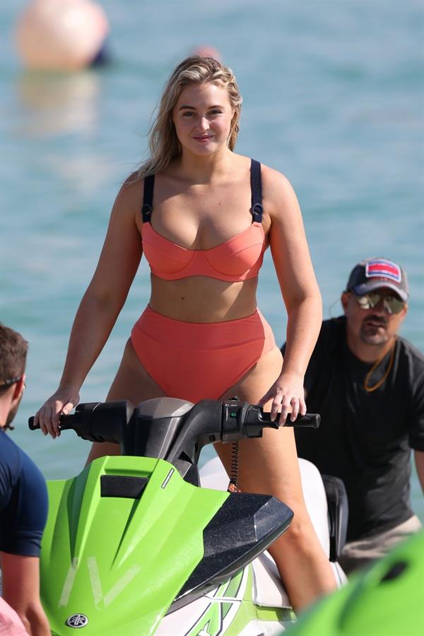 Iskra Lawrence in a swimsuit on Miami beach doing a photoshoot for Aerie on 11/26/2018