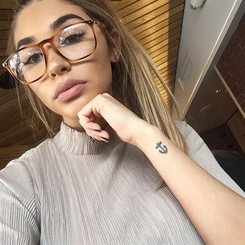 Chantel Jeffries taking a selfie
