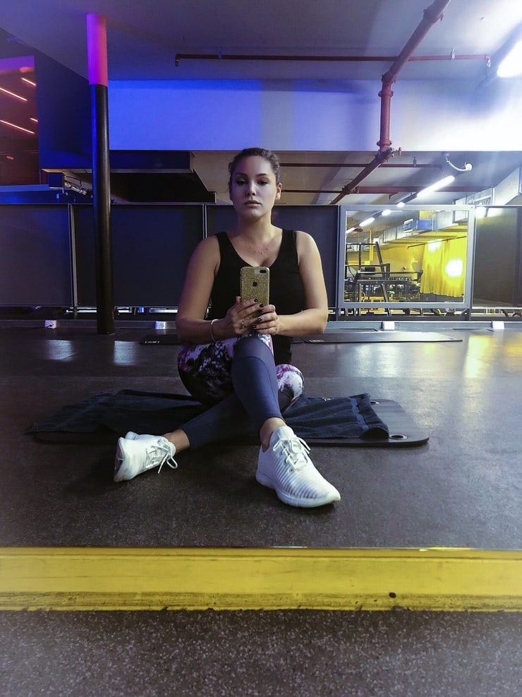 Kelly Brook taking a selfie