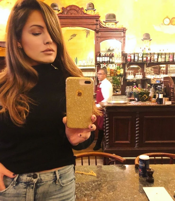 Kelly Brook taking a selfie