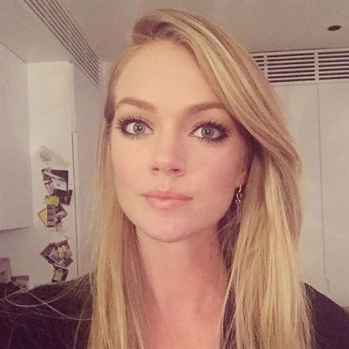 Lindsay Ellingson taking a selfie