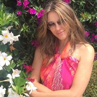 Elizabeth Hurley taking a selfie