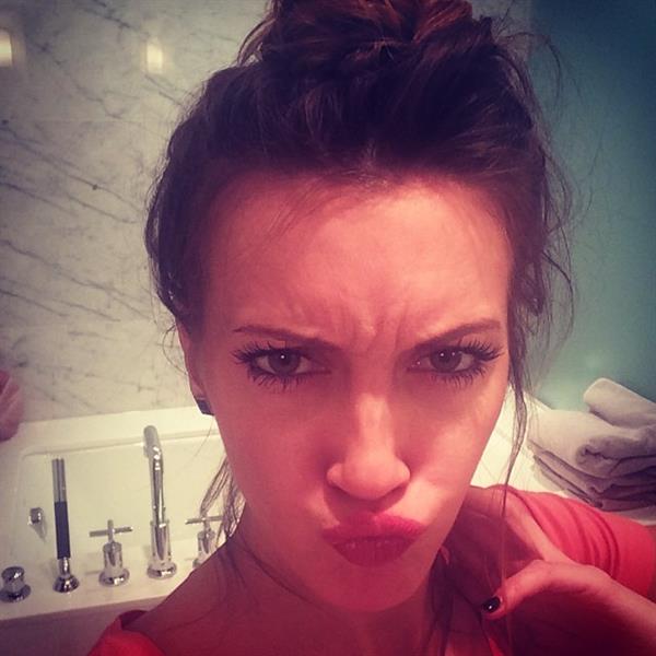 Katie Cassidy taking a selfie