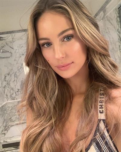 Mathilde Gøhler taking a selfie