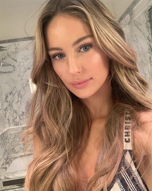 Mathilde Gøhler taking a selfie