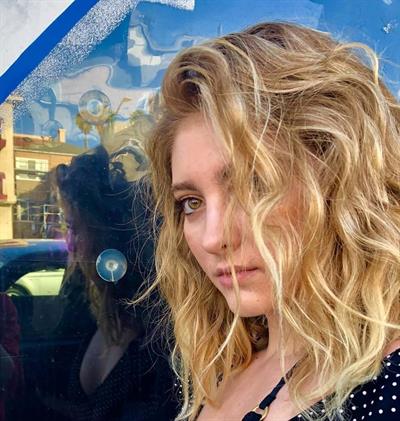 Willow Shields taking a selfie