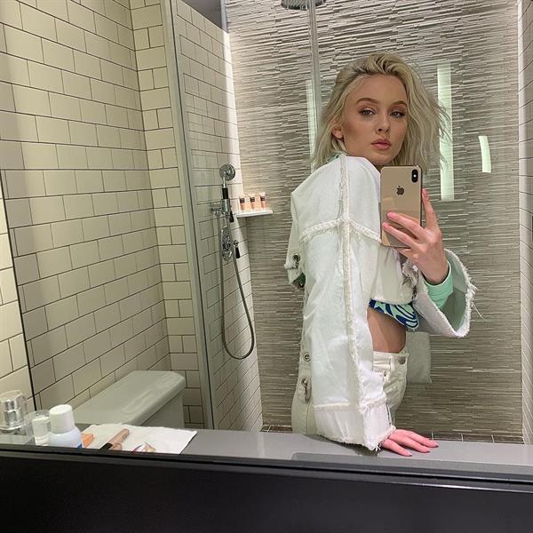 Zara Larsson taking a selfie