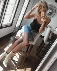 Shea Marie taking a selfie