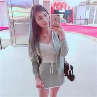 vivian19941008 taking a selfie