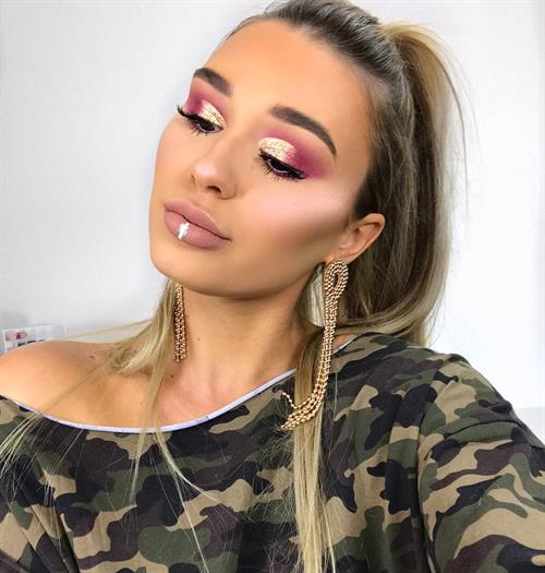 Shani Grimmond taking a selfie