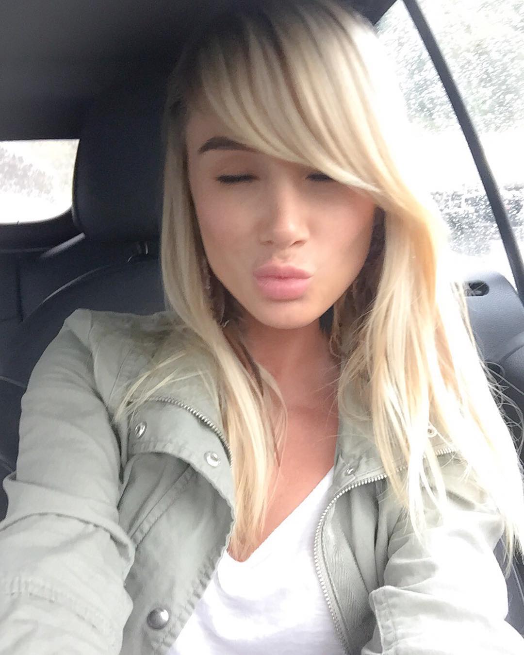 Sara Jean Underwood taking a selfie
