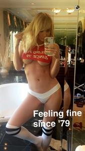 Sara Jean Underwood taking a selfie