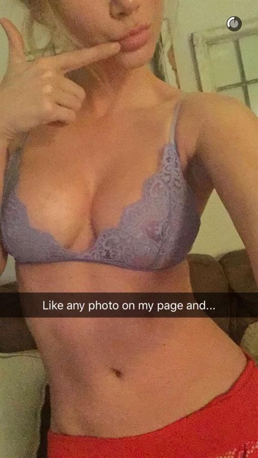 Sara Jean Underwood in lingerie taking a selfie