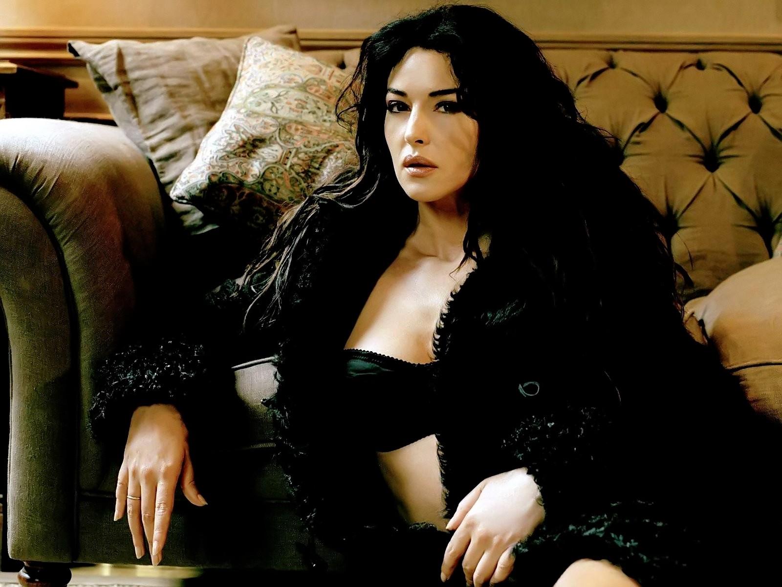 Monica Bellucci in lingerie