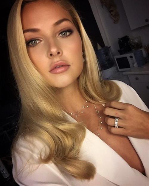 Ashley Smouter taking a selfie