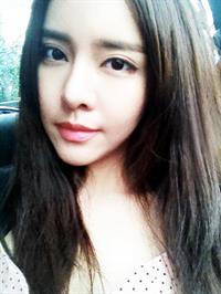 Cathryn Lee taking a selfie