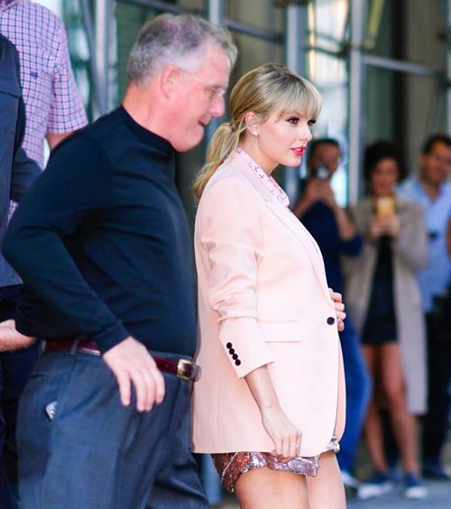 Taylor Swift Pictures Taylor Swift sexy legs in a short skirt seen by paparazzi.