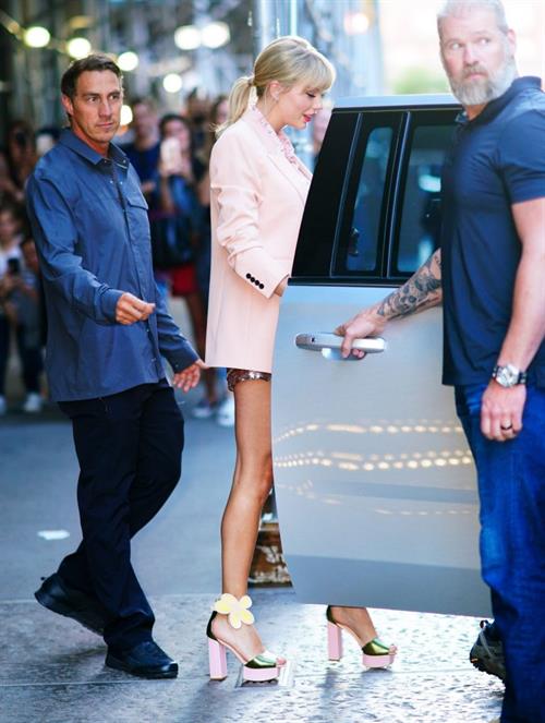 Taylor Swift Pictures Taylor Swift sexy legs in a short skirt seen by paparazzi.