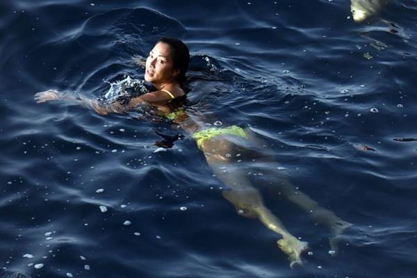 Nicole Scherzinger in a sexy bikini on a boat in Capri showing her ass and nice cleavage seen by paparazzi.












