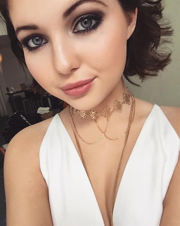 Sammi Hanratty taking a selfie