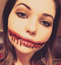 Sammi Hanratty taking a selfie