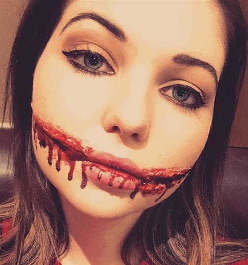 Sammi Hanratty taking a selfie