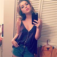 Sammi Hanratty taking a selfie