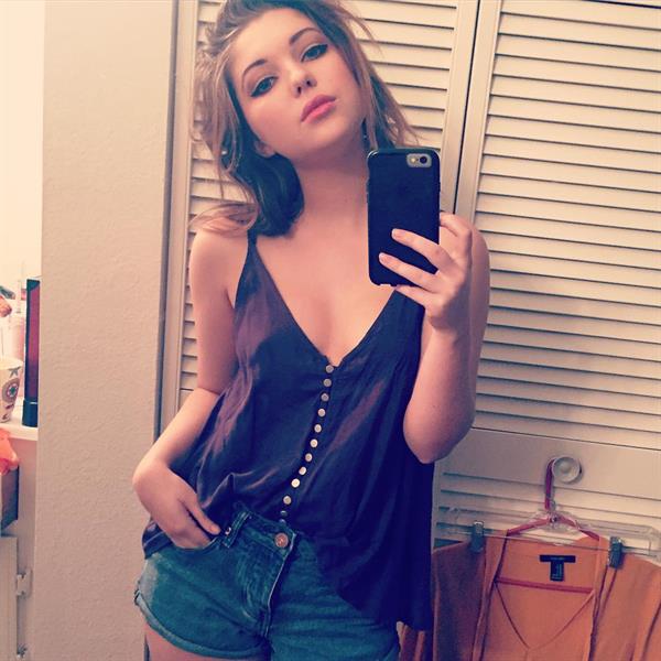 Sammi Hanratty taking a selfie