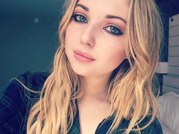 Sammi Hanratty taking a selfie