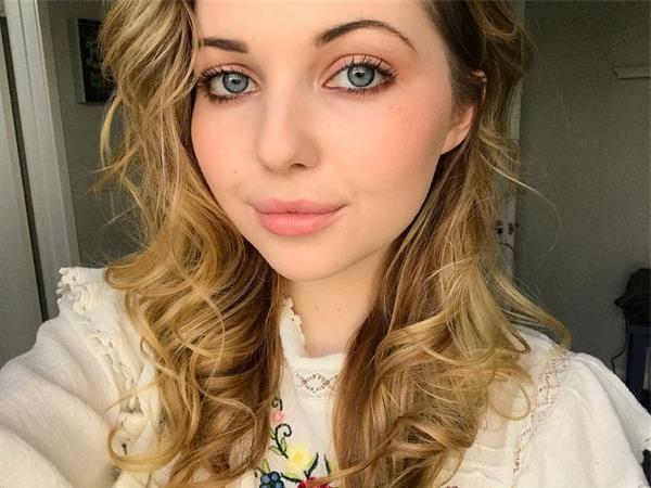 Sammi Hanratty taking a selfie