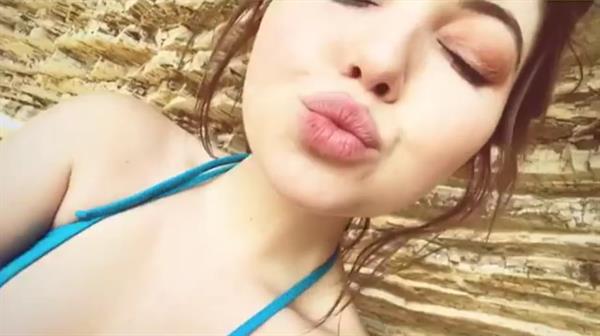 Sammi Hanratty taking a selfie