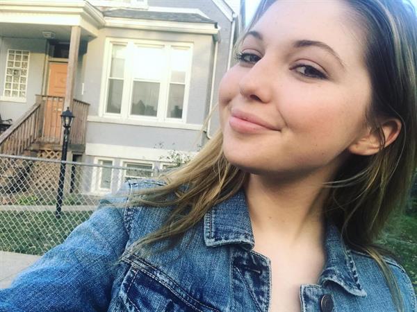 Sammi Hanratty taking a selfie