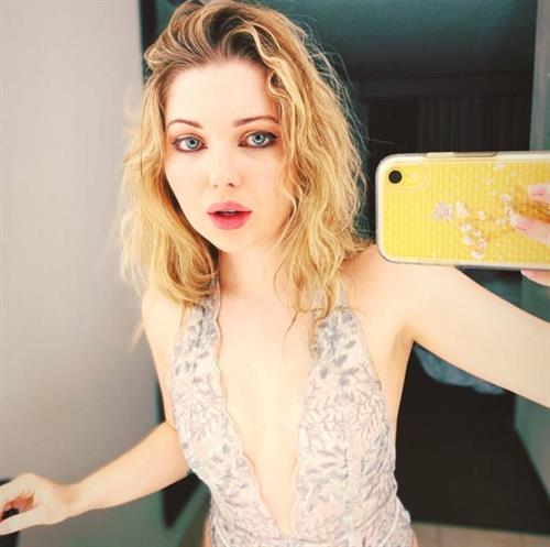 Sammi Hanratty taking a selfie