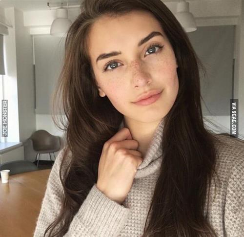 Jessica Clements taking a selfie