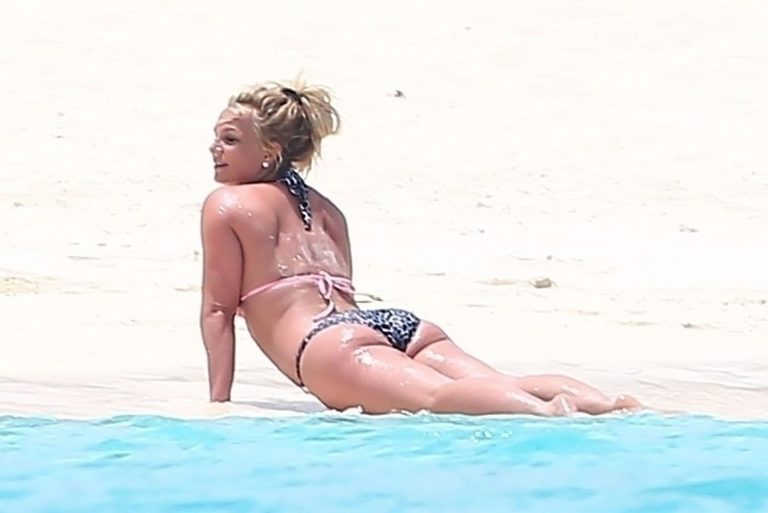 Britney Spears Bikini Pictures Britney Spears in a sexy bikini on the beach seen by paparazzi.