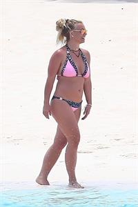 Britney Spears in a sexy bikini on the beach seen by paparazzi.




