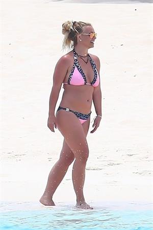 Britney Spears in a sexy bikini on the beach seen by paparazzi.




