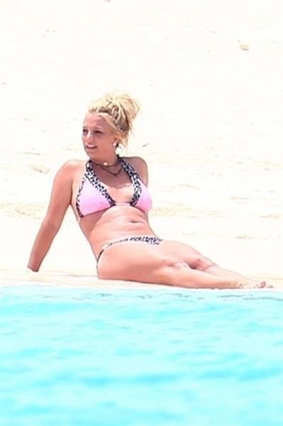 Britney Spears in a sexy bikini on the beach seen by paparazzi.





