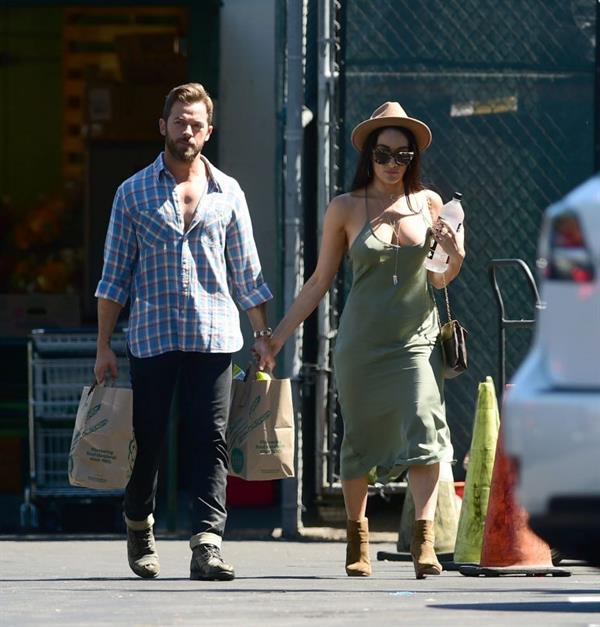 Nikki Bella braless boobs in a green dress seen by paparazzi.
















