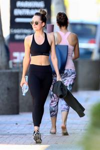 Dakota Johnson sexy ass in tight leggings seen by paparazzi.

















