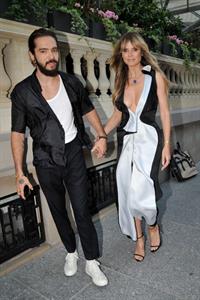 Heidi Klum sexy braless cleavage showing her boobs in a black and white dress seen by paparazzi.






















